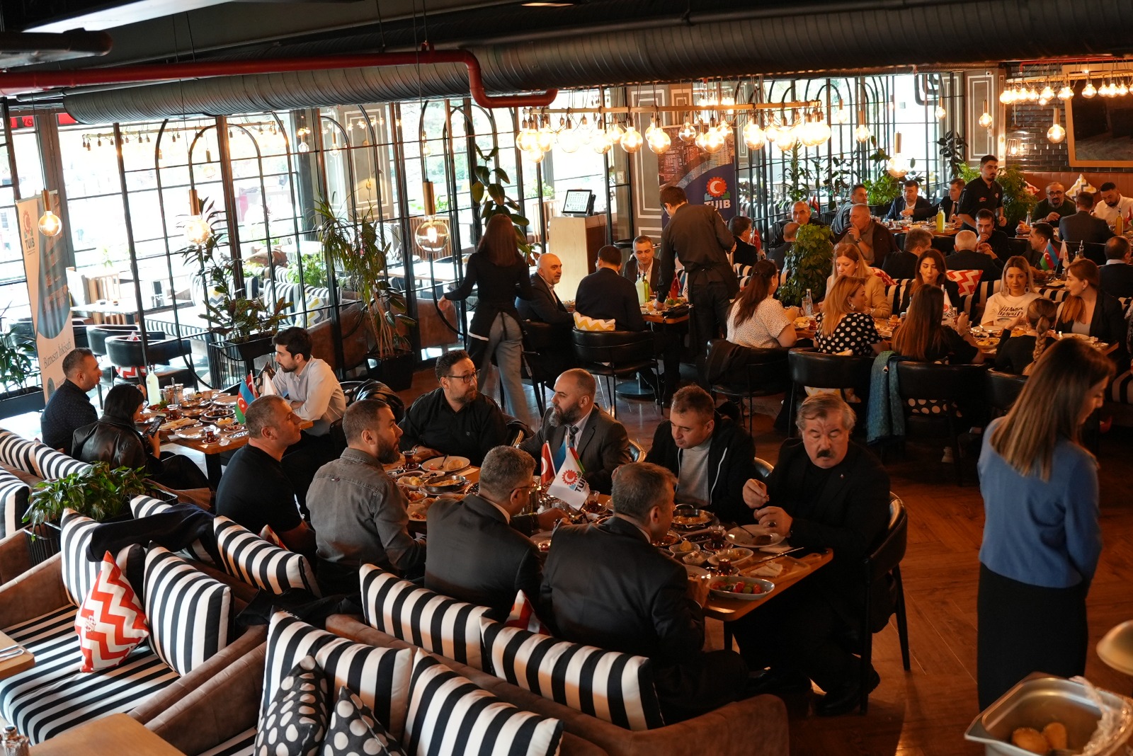 TÜİB-in Ənənəvi İşgüzar Səhər Yeməyində Ak Parti sədrinin müavini, Trabzon millət vəkili Mustafa Şen iştirak edib.